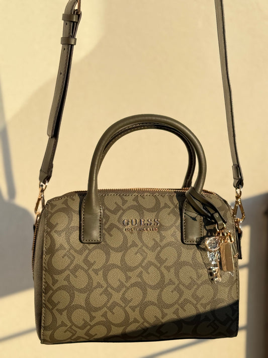 Bolsa Satchel GUESS Verde Olivo con Monograma 🎒